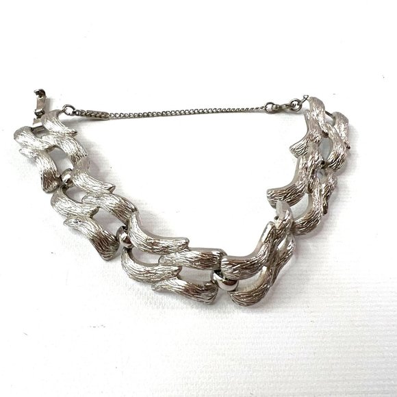 Vintage Monet SIlver Tone Link Bracelet Interlocking Brushed Waves 7" - Picture 2 of 9